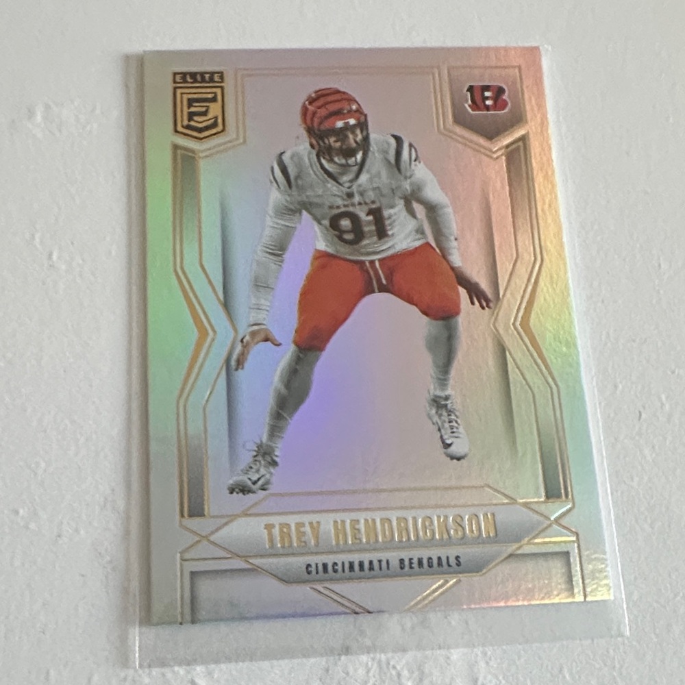Panini Elite NFL Trading Card - Holographic Silver and Red